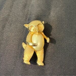 Rare Vintage Kramer Goldtone Pearl Jelly Belly Raccoon Pin Brooch
